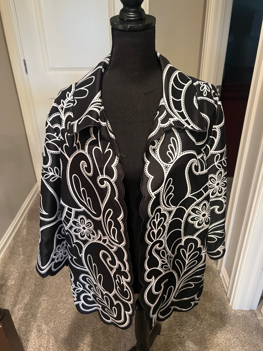 TanJay Black & White Scalloped Floral-Scroll Blazer - Picture 1 of 9